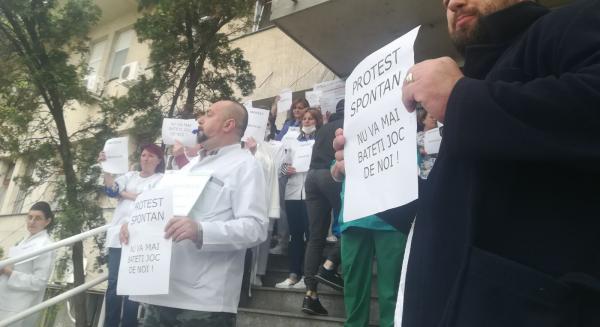 La Spitalul Judetean Zalau,  angajatii cu salarii micsorate  protesteaza in fiecare zi